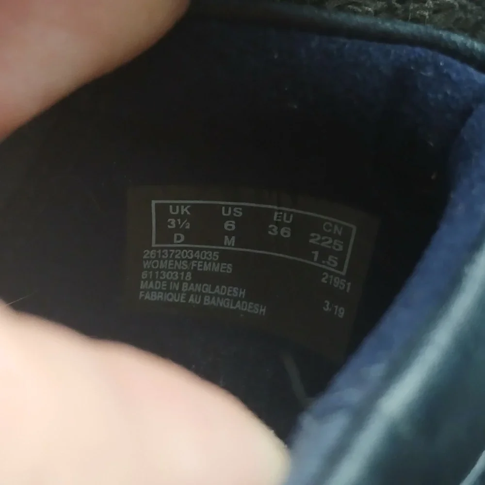 Clarks Loafers Size 6 Navy Blue Leather Ultimate Comfort Slip On Pleated Button